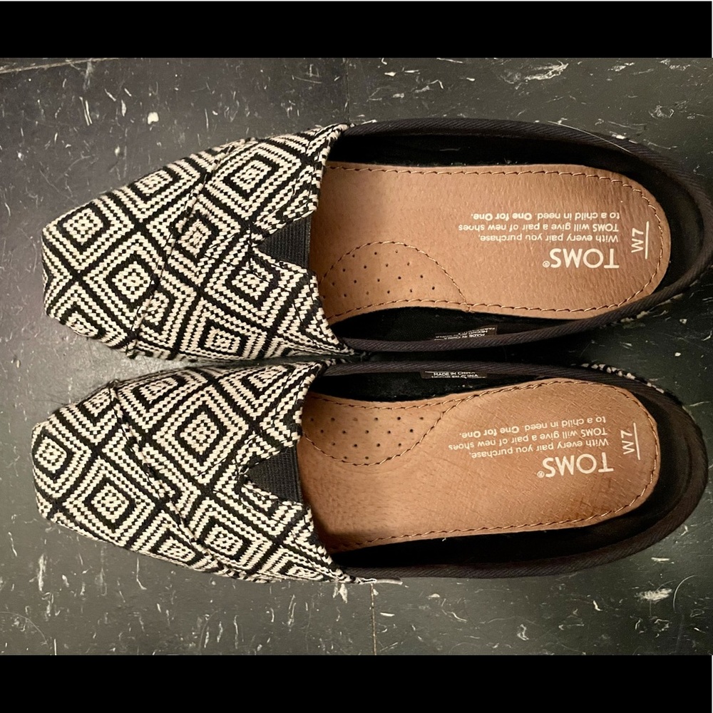 Women’s black & white Toms